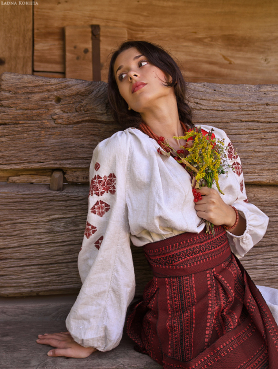 Girls in Slavic costumes in Tskhinval
