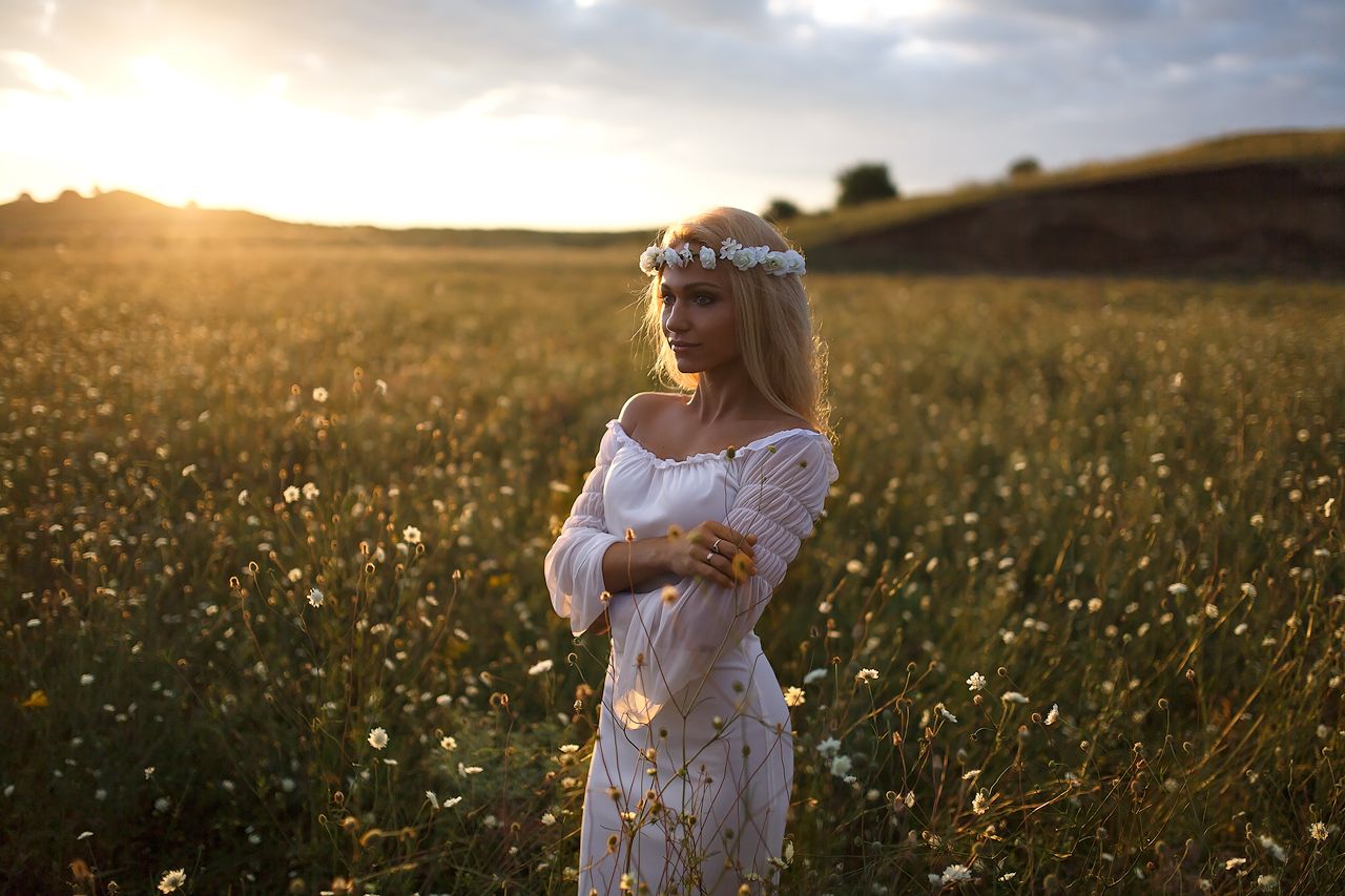 Girls in Slavic costumes in Tskhinval