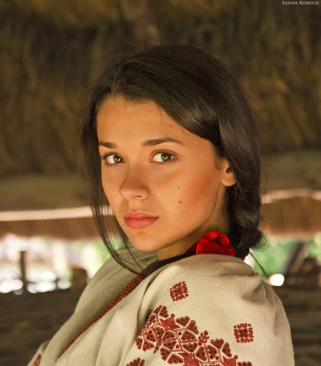 Girls in Slavic costumes in Tskhinval