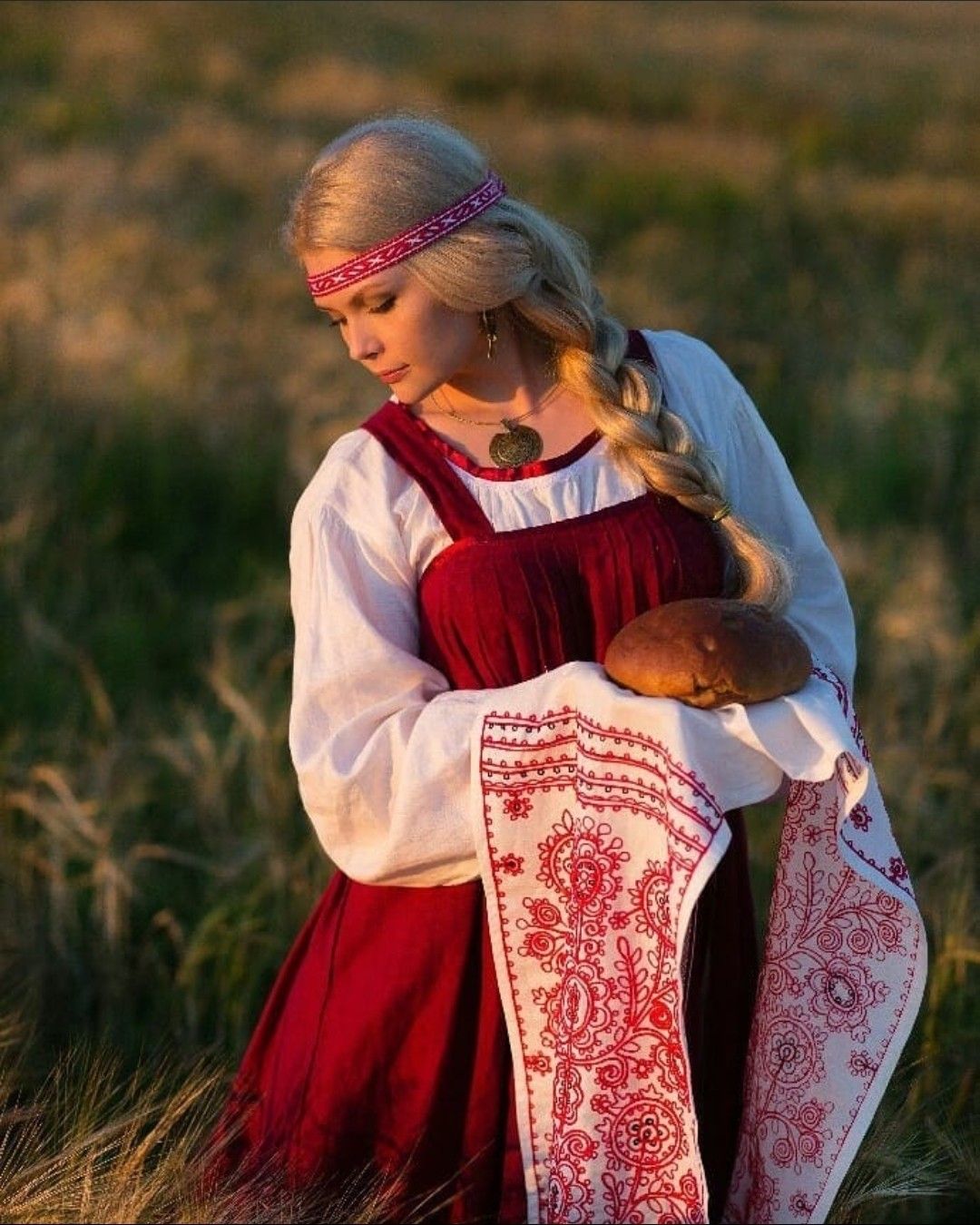Girls in Slavic costumes in Tskhinval