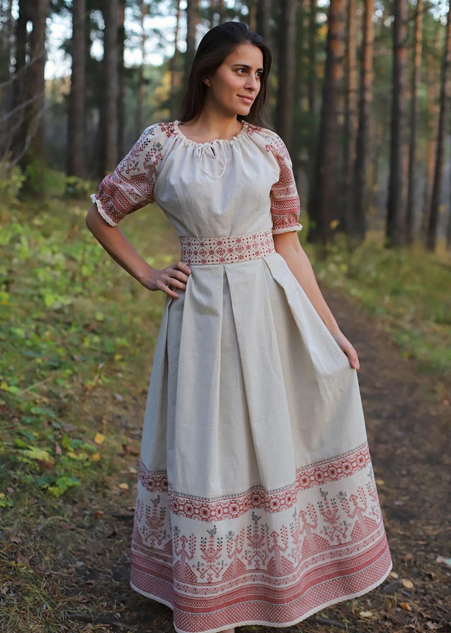 Girls in Slavic costumes in Tskhinval