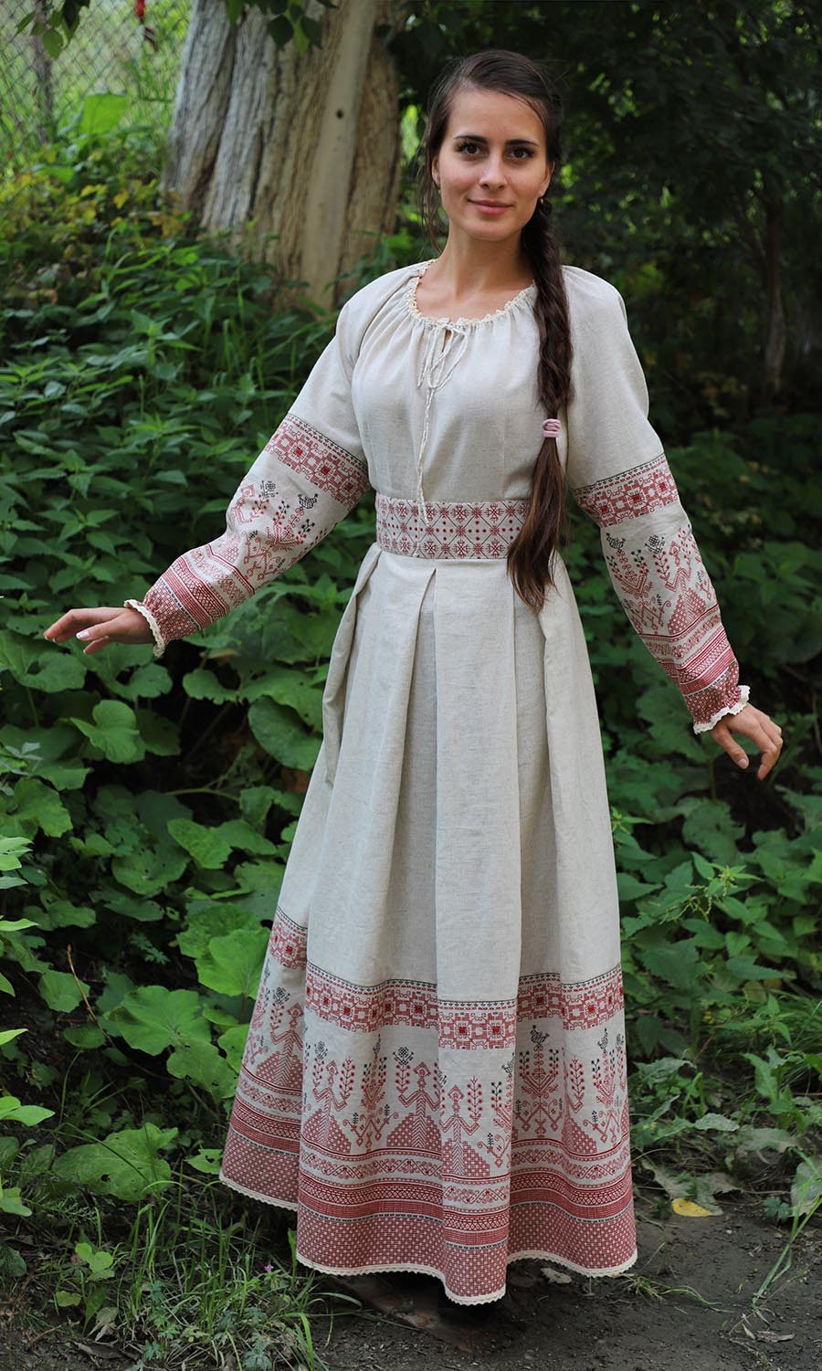 Girls in Slavic costumes in Tskhinval