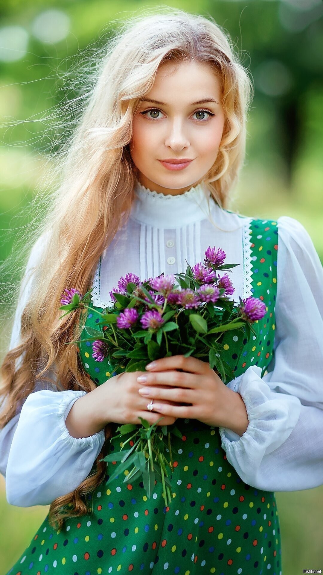 Girls in Slavic costumes in Tskhinval